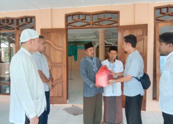 Manajemen PTPN III Kebun Gunung Pamela saat memberikan bantuan di Masjid - Masjid sekitar Kebun Gunung Pamela