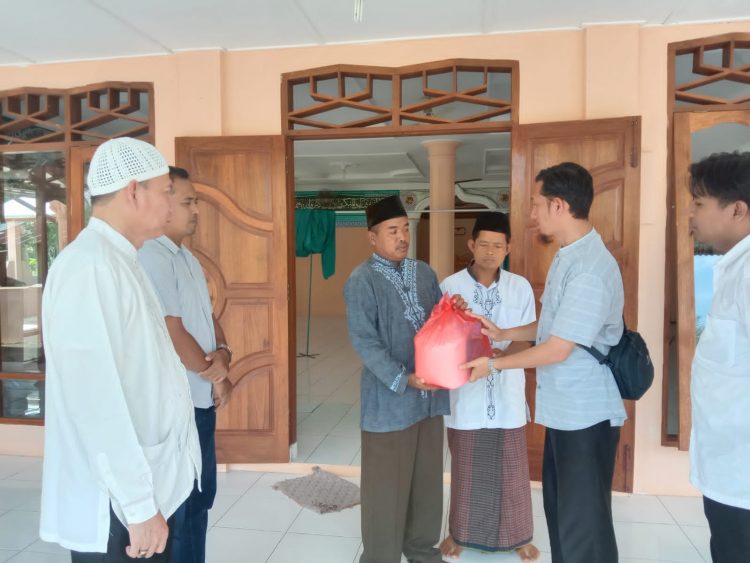 Manajemen PTPN III Kebun Gunung Pamela saat memberikan bantuan di Masjid - Masjid sekitar Kebun Gunung Pamela