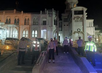 Personil Polres Tebing Tinggi saat melaksanakan Patroli Skala Besar di Masjid - Masjid dan SPBU yang ada di Kota Tebing Tinggi (Foto/Irlan - mitrapolri.com)