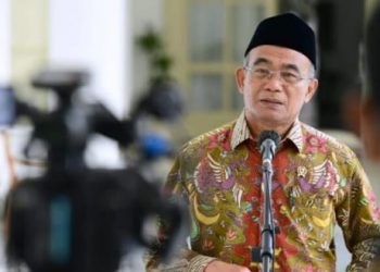 Menteri Koordinator Bidang Pembangunan Manusia dan Kebudayaan Muhadjir Effendy menyampaikan keterangannya selepas mengikuti rapat terbatas (ratas) persiapan Idulfitri 1443 Hijriah yang dipimpin oleh Presiden Joko Widodo di Istana Kepresidenan Bogor, Rabu, 6 April 2022