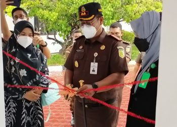 Kepala Kejaksaan Negeri Aceh Besar, Basril G, S.H, M.Hum saat meresmikan Klinik Pratama Adhyaksa Kejari Aceh Besar yang terletak di Halaman Kantor Kejaksaan Negeri Aceh Besar