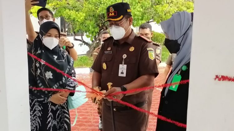 Kepala Kejaksaan Negeri Aceh Besar, Basril G, S.H, M.Hum saat meresmikan Klinik Pratama Adhyaksa Kejari Aceh Besar yang terletak di Halaman Kantor Kejaksaan Negeri Aceh Besar