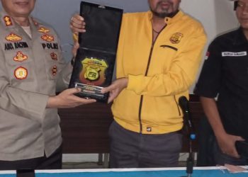 Ketum FRN Agus Flores Memberikan Penghargaan dari Fast Respon Nusantara kepada Kapolres Metro Tangerang
