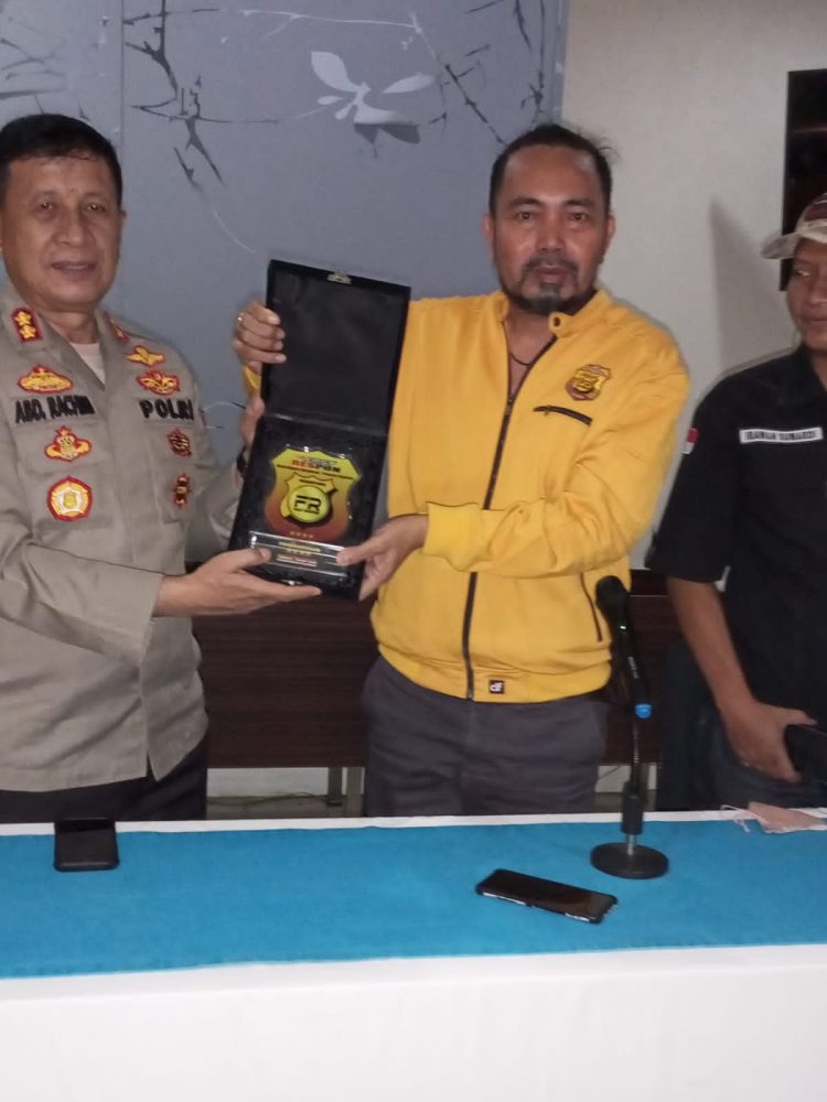 Ketum FRN Agus Flores Memberikan Penghargaan dari Fast Respon Nusantara kepada Kapolres Metro Tangerang