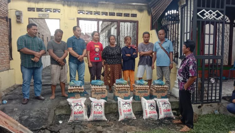 Pemberian Bantuan kepada Korban Kebakaran di Balimbingan Tanah Jawa oleh PT. Mulia Jaya Transtama