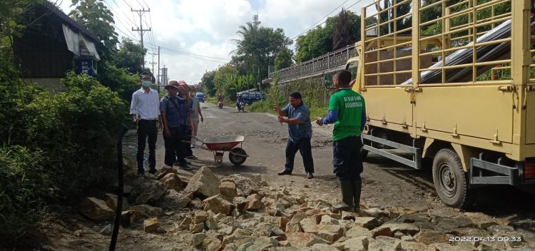 PT Prima Medica Nusantara Laksanakan Perbaikan Jalan di Nagori Marubun Jaya, Tanah Jawa Simalungun