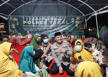 Kapolres Tegal AKBP Arie Prasetya Syafa’at saat berbuka puasa bersama warga di posko pengungsian