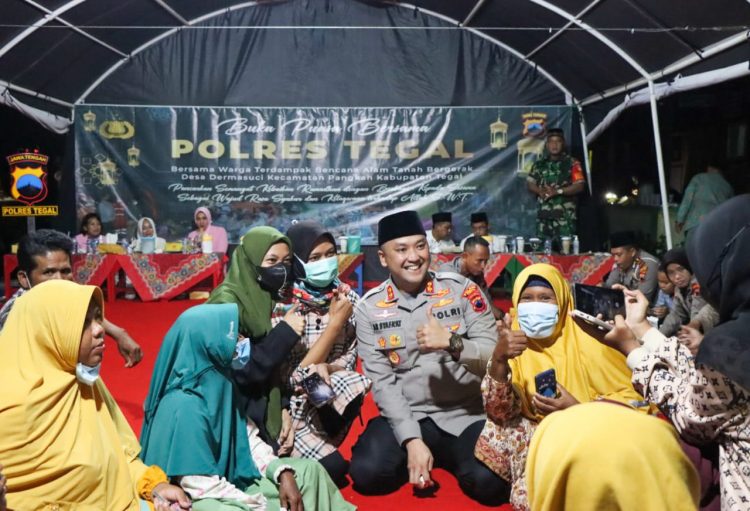 Kapolres Tegal AKBP Arie Prasetya Syafa’at saat berbuka puasa bersama warga di posko pengungsian