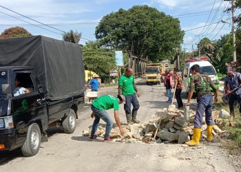 PT. PRIMA MEDICA NUSANTARA Memperbaiki Jalan Rusak Lintas Kota Pematangsiantar - Tanah Jawa Untuk Kedua Kalinya (Foto - Friner S/Ka. Biro Simalungun)