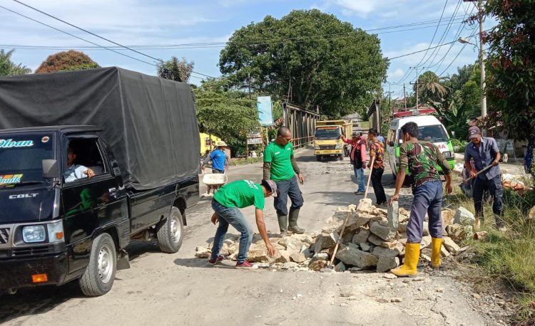 PT. PRIMA MEDICA NUSANTARA Memperbaiki Jalan Rusak Lintas Kota Pematangsiantar - Tanah Jawa Untuk Kedua Kalinya (Foto - Friner S/Ka. Biro Simalungun)