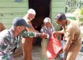 Bupati Aceh Timur menyerahkan paket sembako secara simbolis kepada masyarakat kurang mampu di Kecamatan Simpang Jernih, Aceh Timur, Senin (18/04/2022)