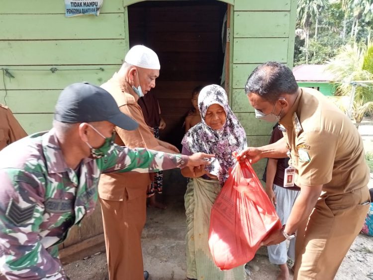Bupati Aceh Timur menyerahkan paket sembako secara simbolis kepada masyarakat kurang mampu di Kecamatan Simpang Jernih, Aceh Timur, Senin (18/04/2022)