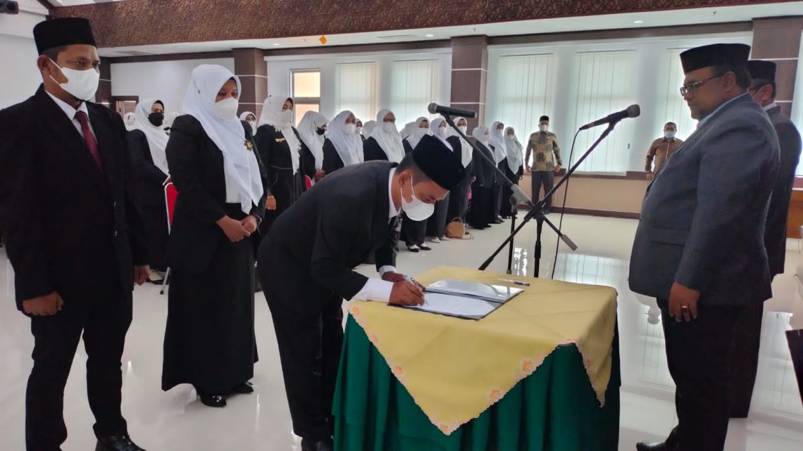 Wabup Aceh Utara Saat Melantik 272 Kepala Sekolah di Aceh Utara