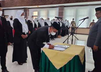 Wabup Aceh Utara Saat Melantik 272 Kepala Sekolah di Aceh Utara