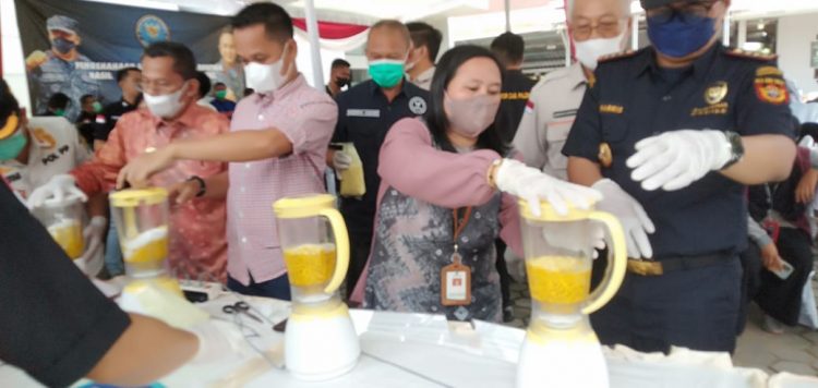 Badan Narkotika Nasional Provinsi (BNNP), Sumsel melakukan pemusnahan barang bukti Narkotika di halaman kantor BNNP Sumsel