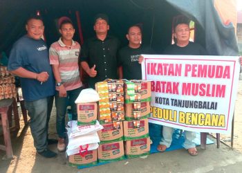 Kakan Imigrasi Tanjungbalai Asahan, Panogu HD Sitanggang berserta BAGAK Tanjungbalai berikan bantuan korban kebakaran