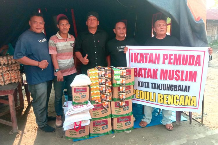 Kakan Imigrasi Tanjungbalai Asahan, Panogu HD Sitanggang berserta BAGAK Tanjungbalai berikan bantuan korban kebakaran