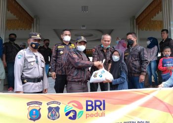 Pemberian bantuan sembako dari KBPP Polri yang dilaksanakan di Lapangan Merdeka Kota Tebing Tinggi