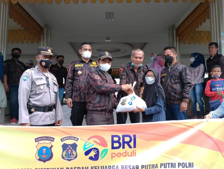 Pemberian bantuan sembako dari KBPP Polri yang dilaksanakan di Lapangan Merdeka Kota Tebing Tinggi
