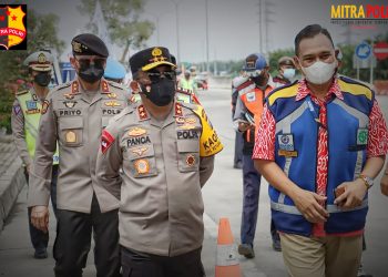 Kapolda Sumut Irjen Pol RZ Panca Putra saat mendampingi Kakor Sabhara Polri Irjen Pol Priyo Widyanto, mengecek Pos Terpadu di Exit Tol Tebingtinggi