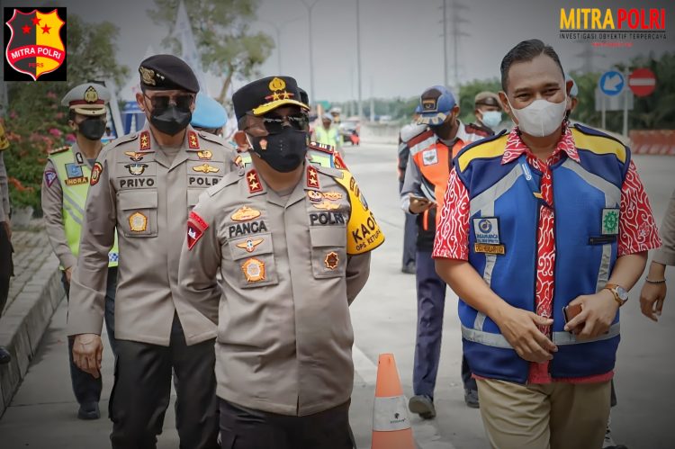 Kapolda Sumut Irjen Pol RZ Panca Putra saat mendampingi Kakor Sabhara Polri Irjen Pol Priyo Widyanto, mengecek Pos Terpadu di Exit Tol Tebingtinggi