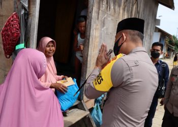 AKBP Eko Hartanto saat mengunjungi dan menyerahkan bantuan kepada warga kurang mampu