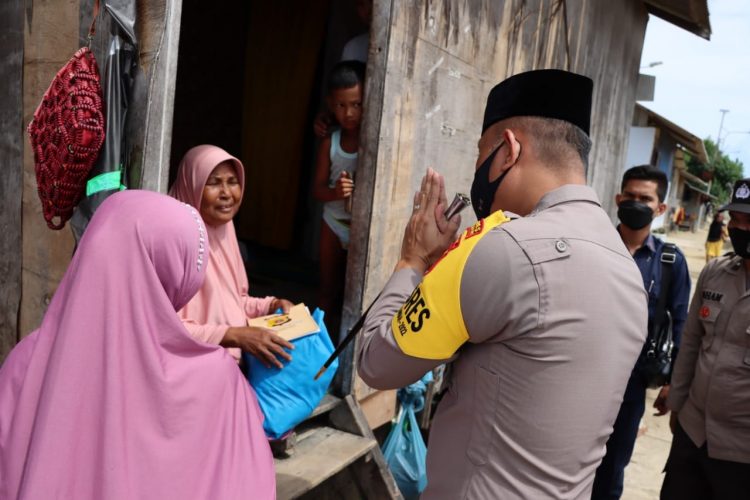 AKBP Eko Hartanto saat mengunjungi dan menyerahkan bantuan kepada warga kurang mampu