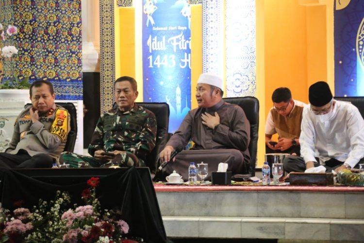 Gubernur Sumsel Herman Deru Saat Gemakan Takbir di Griya Agung Palembang