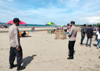 Personil Polsek Dewantara saat pengamanan di lokasi wisata pantai Keude Krueng Geukueh, Dewantara, Aceh Utara