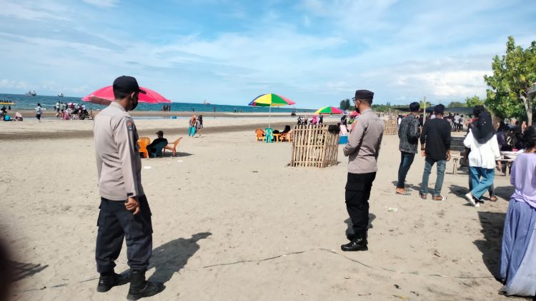 Personil Polsek Dewantara saat pengamanan di lokasi wisata pantai Keude Krueng Geukueh, Dewantara, Aceh Utara