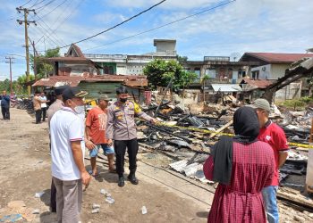 Kapolres Kuansing AKBP Rendra Oktha Dinata saat meninjau korban musibah kebakaran rumah dan warung di Pasar Benai Kecamatan Benai Kuantan Singingi, Riau