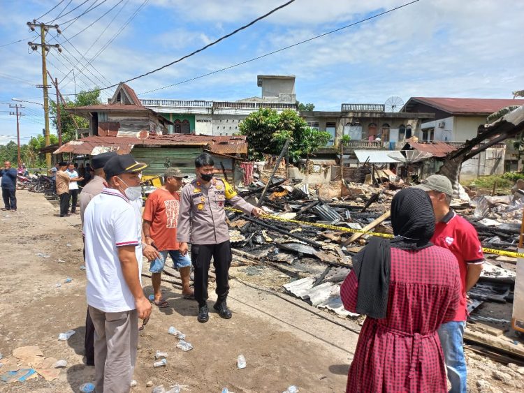 Kapolres Kuansing AKBP Rendra Oktha Dinata saat meninjau korban musibah kebakaran rumah dan warung di Pasar Benai Kecamatan Benai Kuantan Singingi, Riau