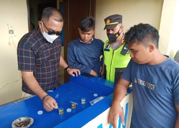 Kasat Narkoba Polres Simalungun saat memimpin kegiatan Test Urine Nahkoda dan ABK Kapal di Pelabuhan Tiga Raja