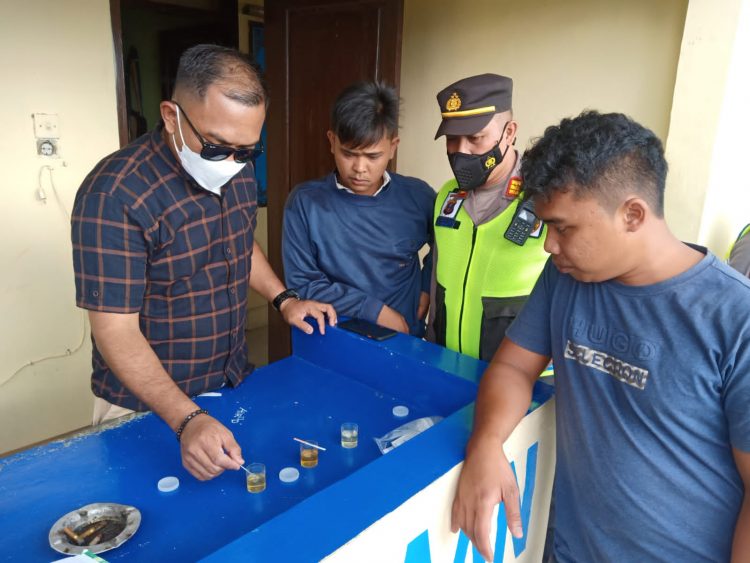 Kasat Narkoba Polres Simalungun saat memimpin kegiatan Test Urine Nahkoda dan ABK Kapal di Pelabuhan Tiga Raja