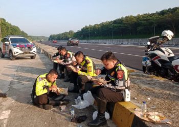 Kasat Lantas Polres Purwakarta saat menikmati sarapan pagi bersama anggotanya di pinggir jalan