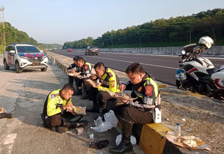 Kasat Lantas Polres Purwakarta saat menikmati sarapan pagi bersama anggotanya di pinggir jalan
