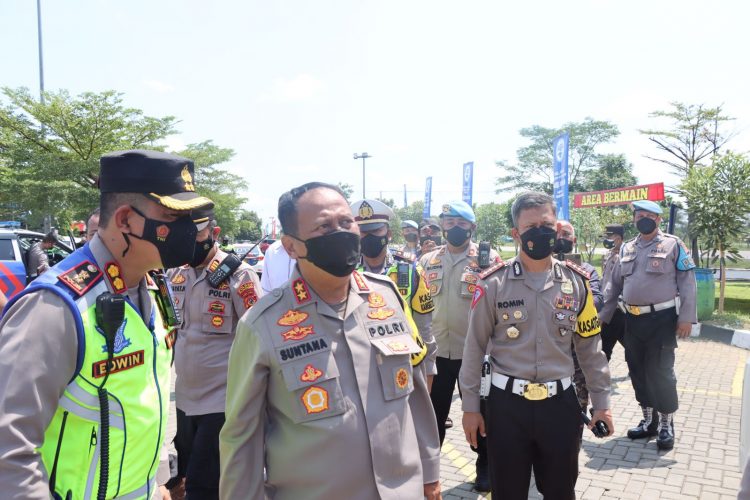 Kapolda Jawa Barat saat Memantau Arus Balik di Tol Cipali