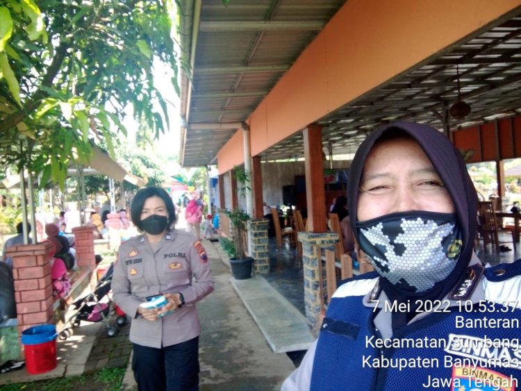 Polwan Polresta Banyumas saat melaksanakan pengamanan obyek wisata