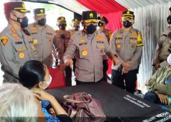 Kapolrestabes Surabaya, Kombes Pol Yusep Gunawan saat mendampingi Wairwasum, Irjen Eky Hari Festyanto melakukan kunjungan kerja di Jawa Timur