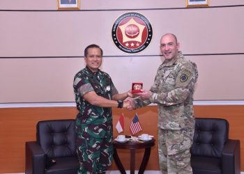 Pangkogabwilhan III Letjen TNI I Nyoman Cantiasa, S.E., M.Tr.(Han) bersama Atase Pertahanan (Athan) Amerika Serikat, Kolonel Theodore Liebriech