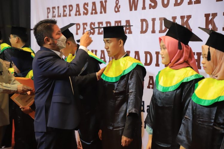 Gubernur Sumsel Herman Deru saat Melantik 44 Wisudawan Tahfidz Juz 30 SMA Muhammadiyah 2 Palembang