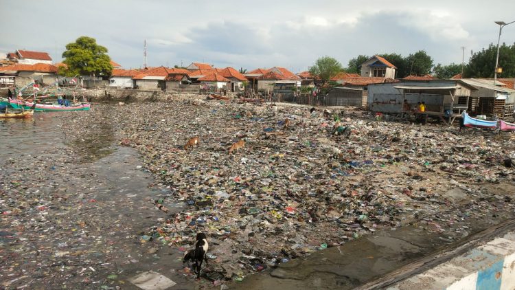 Pulau Mandangin yang Dipenuhi Sampah