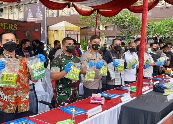 Polrestabes Medan memusnahkan Barang Bukti Narkoba Jenis sabu sabu dihalaman Mapolrestabes Medan