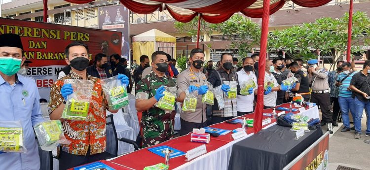 Polrestabes Medan memusnahkan Barang Bukti Narkoba Jenis sabu sabu dihalaman Mapolrestabes Medan