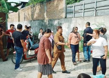 Para Warga yang Sedang Ribut di Area Perusahaan