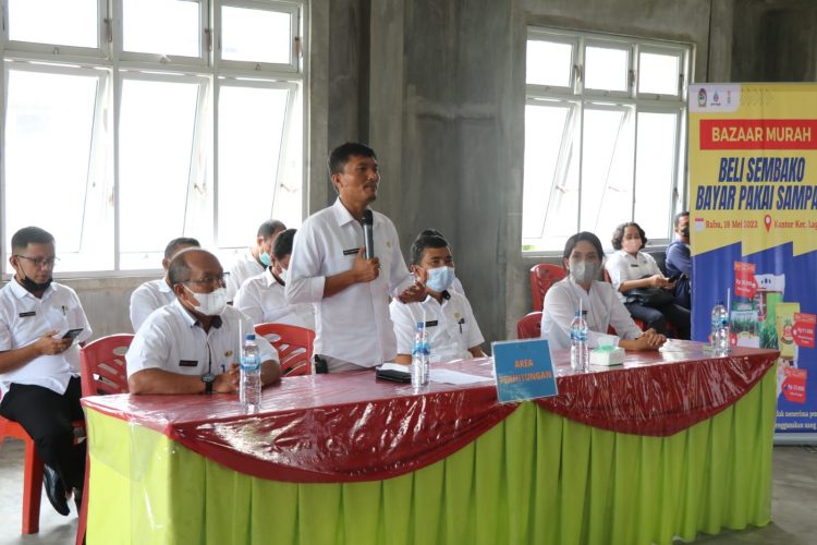 Tonny M. Simanjuntak, S.E Wakil Bupati Toba saat Membuka Bazar Murah di Kecamatan Laguboti