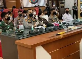Kapolres Tanah Karo AKBP Ronny Nicolas Sidabutar Didampingi Dirreskrimum Polda Sumut Kombes Polda Tatan Dirsan Atamaja, Kabid Humas Polda Sumut, Dandim Tanah Karo dan Bupati Karo dalam Press Release di Polda Sumut