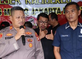 Kasi Humas Polres Metro Jakarta Barat Didampingi Kapolsek Kalideres saat Konferensi Pers di Mapolsek Kalideres