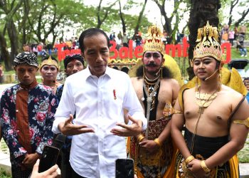Presiden Joko Widodo saat berkunjung ke Taman Balekambang Surakarta, Kecamatan Banjarsari, Kota Surakarta