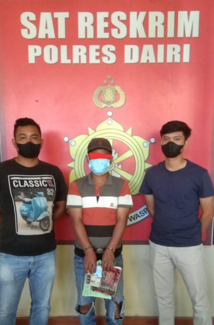 Pelaku Judi Togel DSS (49) saat Diamankan Personil Sat Reskrim Polres Dairi - Sumut
